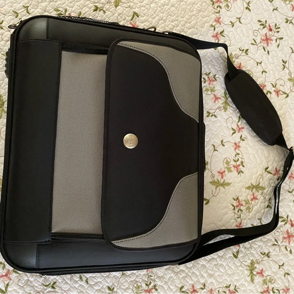 New Vintage Dell deluxe carrying case - model P9103